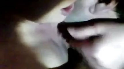Skønheder slikker deres vens pik i haven, der ligger i en hængekøje. video porno mom