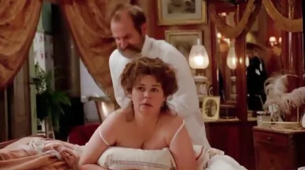 Pigen filme porno gratis mom strækker sig på den brutale pik.