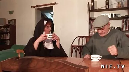 Briller mom porno movie slapper af efter arbejde med køn.