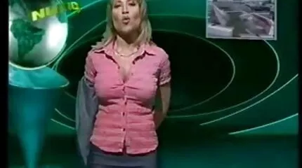 Hun tvinger den gamle mand til at have køn med porno mom classic hende.