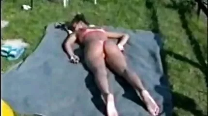 Pige slikker pigens hætte for porno force mom at få hjælp.