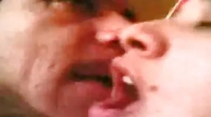 Nøgen Le ricI mom son porno film annealing med en sort romantisk.