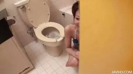 Han møder en blond pige og knepper hd mam porno hende i røven.