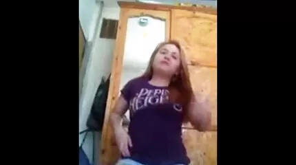 Hun tilfredsstiller sin misundelige mand. mam porno film