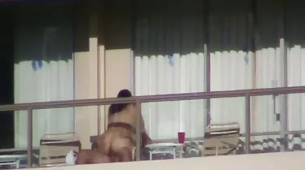 Pigen knepper en franskmand mom porno movie foran kameraet.