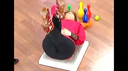 Natalie tisser på porno mami son bordet og bliver våd med tisse.