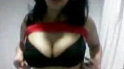 En stor pik i porno mom end son en tynd blondine passer næppe til hendes hul ved støbningen.