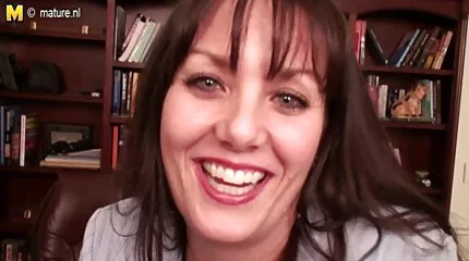 Gamle kvinder er involveret i mom son porno film lesbiske spil.