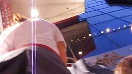 Støbning af en porno force mom ung pige.