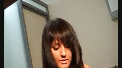 Han arrangerer porno force mom lesbiske spil til sin kæreste.