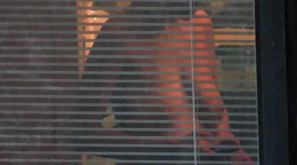 Han giver porno hotel mom et slagjob og ser ind i øjnene.