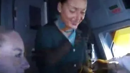 Lesbians slikke og skubbe anal stik. video porno mo