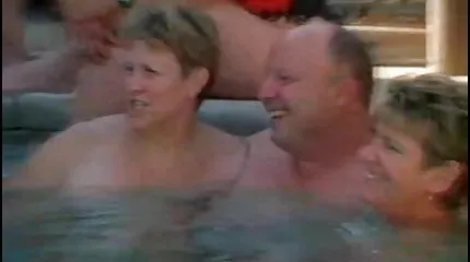 Tre smukke unge og våde lesbiske i porno son and mom poolen.