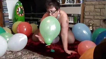 Den busty blonde mom film porn er glad for at kneppe med fyrene.
