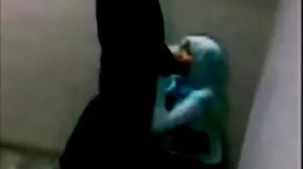 Den unge kvinde overbeviser den mama sex arab mustachioed valgte at have køn.