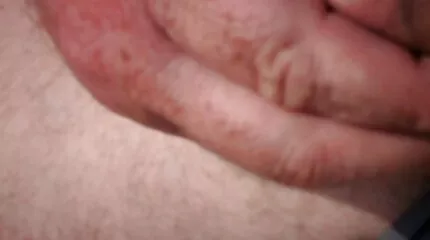 Lesbiske urinerer og film mom porno bliver våde i urinen.