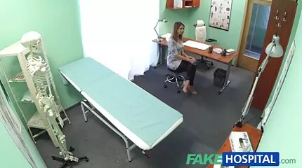 En pige fra film mom porno Sibirien gives til en neger.
