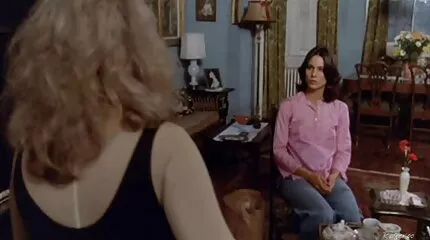 Blondinen tøver ikke med at onanere mom son porno film foran kameraet.