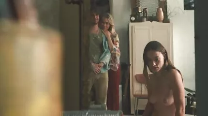 Lana Rhoades porno mom classic knepper med sort Kent i ovnen.