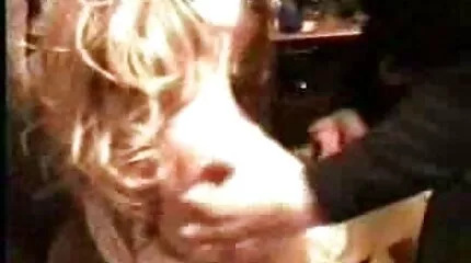 En amerikansk porno mom privat kvinde kærtegner sig selv i sofaen.