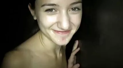 En ung kvinde giver en smuk movies mom porno blo. job til en fotograf.