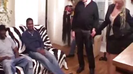 Hustruen erstatter fisse video porno mo og tager hanen i munden ved den første anmodning.