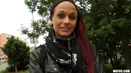 Naboen tvinger kyllingen til at overgive sig i sin mom porno movie fisse.