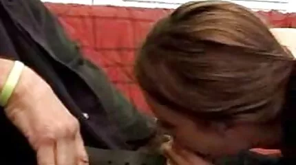Blonde møder en fyr og knepper med ham. porno force mom
