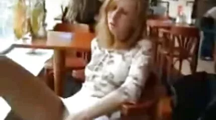 Hun strakte sig med en vibrator video porno mo og tog levering mands pik.